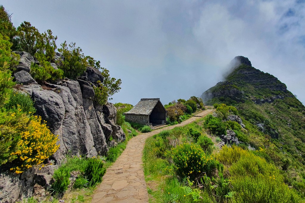 Fare trekking a Madeira casetta con sentiero