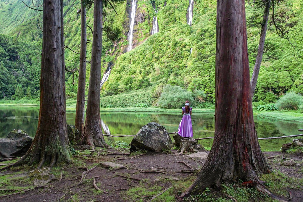 ragazza sotto alberi