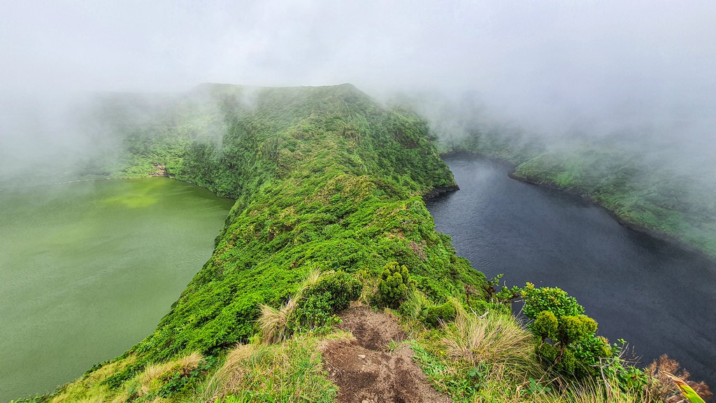 come organizzare un viaggio alle Azzorre nebbia con laghi