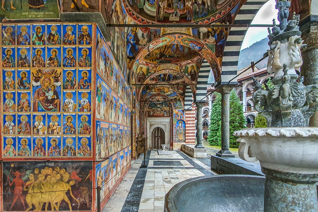 visita al monastero di Rila affreschi ai muri
