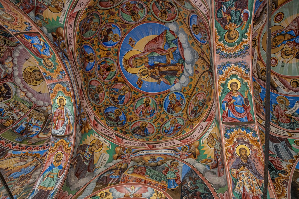visita al monastero di Rila affreschi ai muri