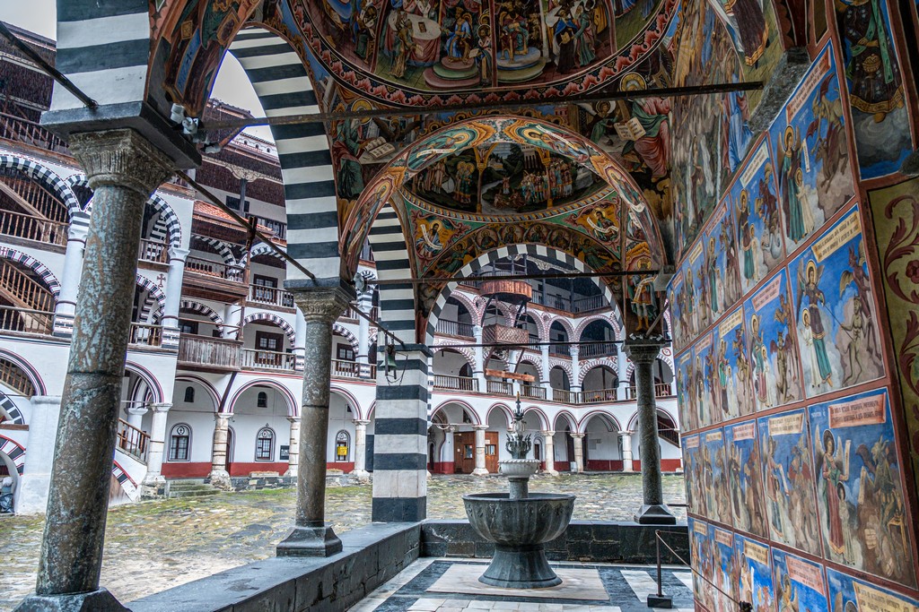 visita al monastero di Rila affreschi sulle pareti