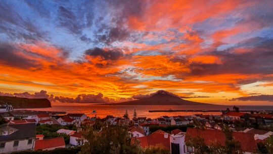 10 luoghi da non perdere a Faial tramonto su pico