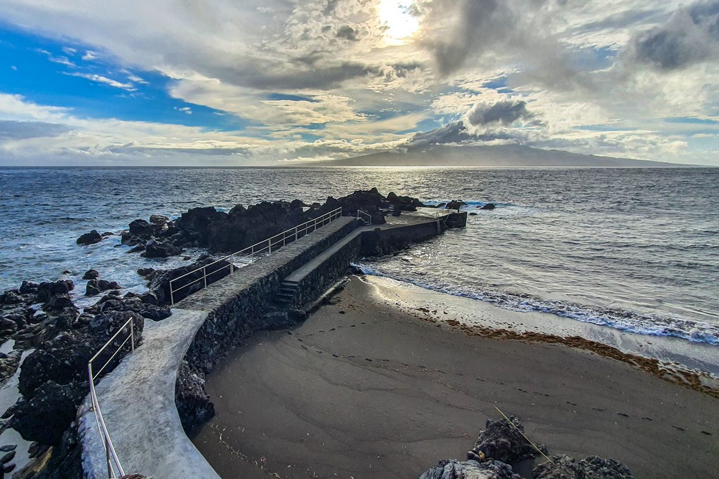 Cosa vedere a Faial spiaggia sul mare