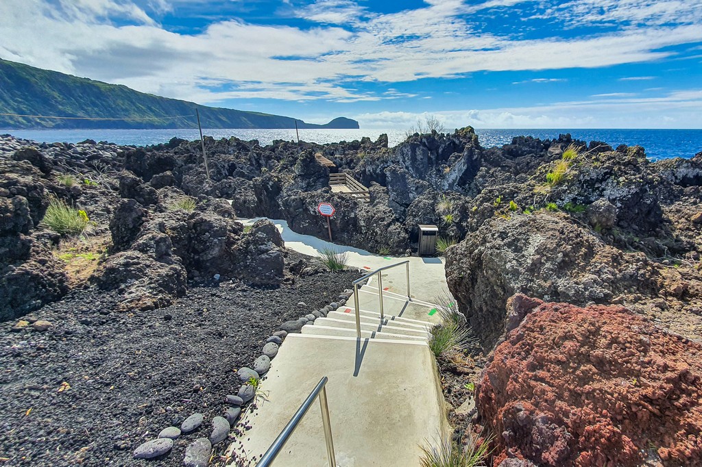 10 luoghi da non perdere a Faial sentiero fra la lava