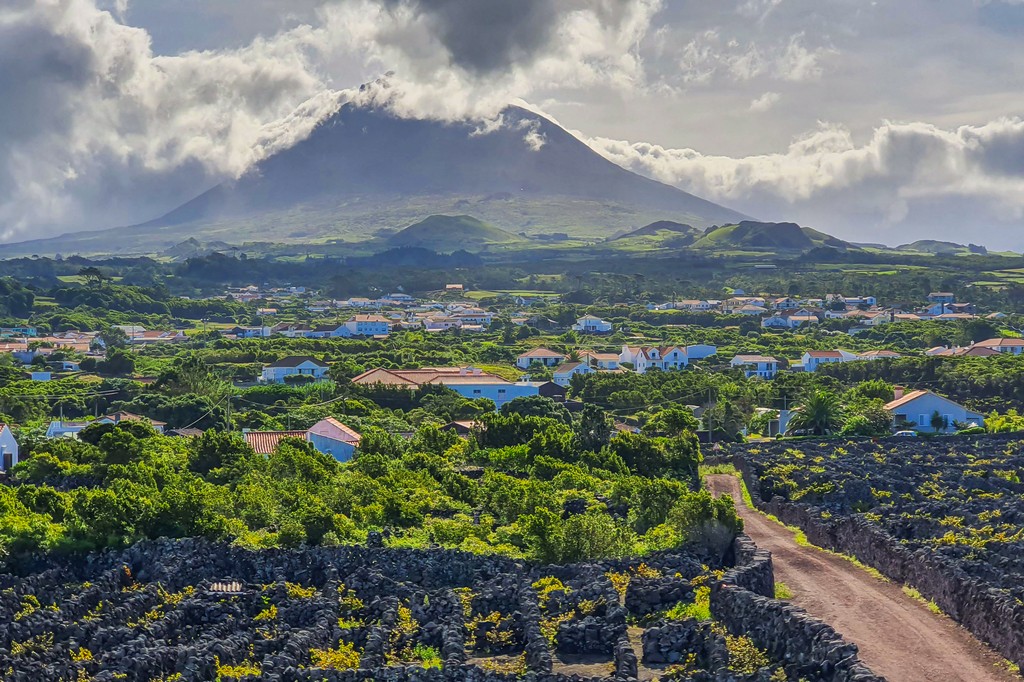 Guida a Pico nelle Azzorre vulcano con nubi
