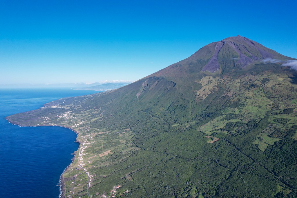 Salita alla Montanha do Pico vista del vulcano col mare