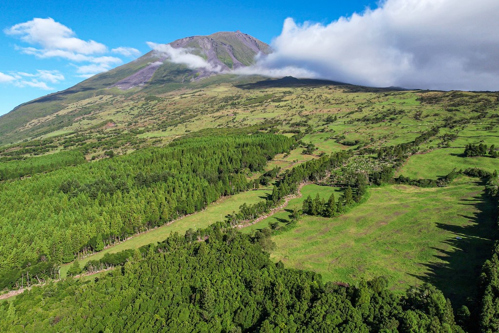 Cosa vedere a Pico vulcano con nuvole