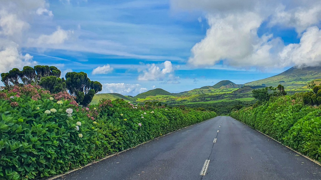 Noleggiare un’auto alle Azzorre strada con nuvole