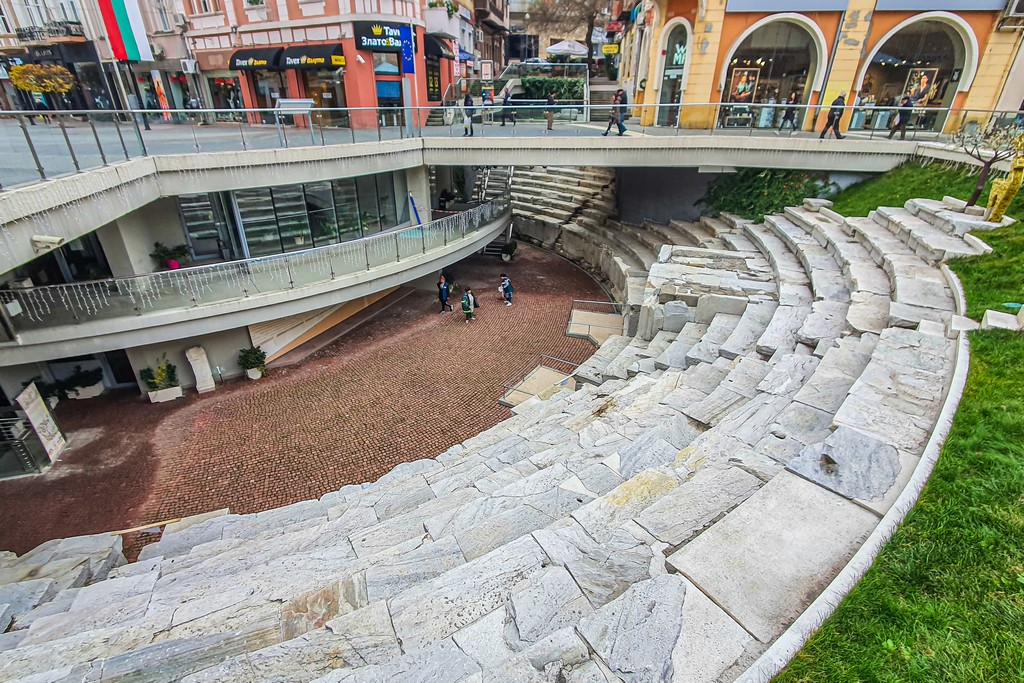 stadio sotto la strada