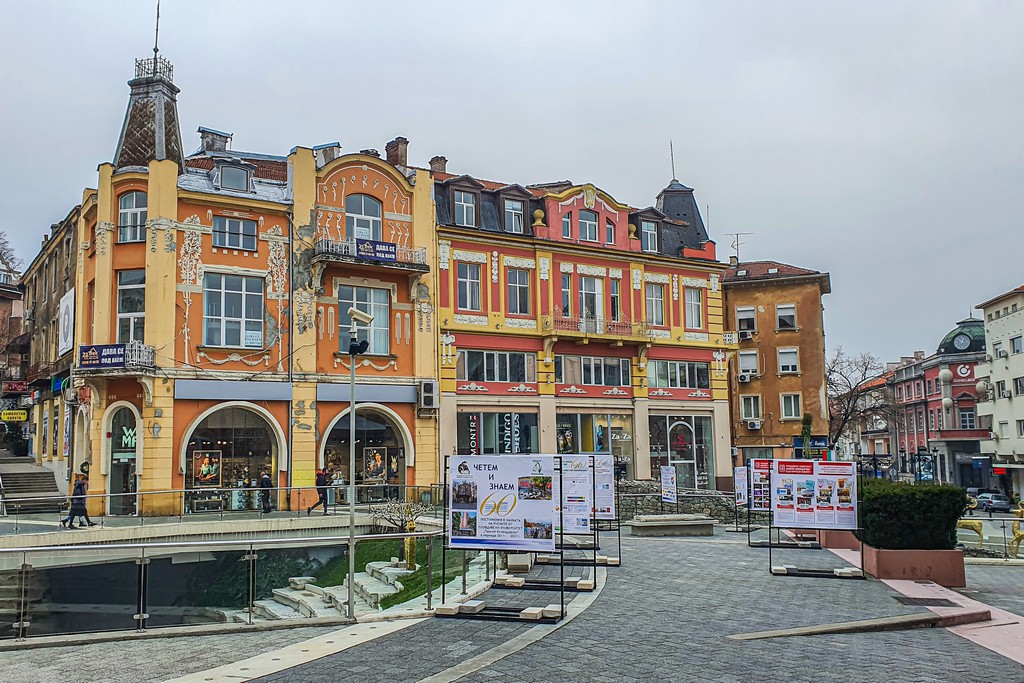 strada con palazzi