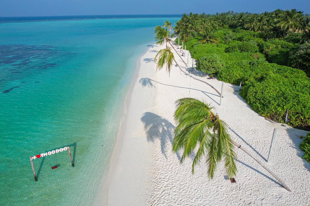 Maldive a Thoddoo spiaggia dal drone