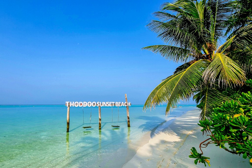 Maldive a Thoddoo spiaggia dal basso