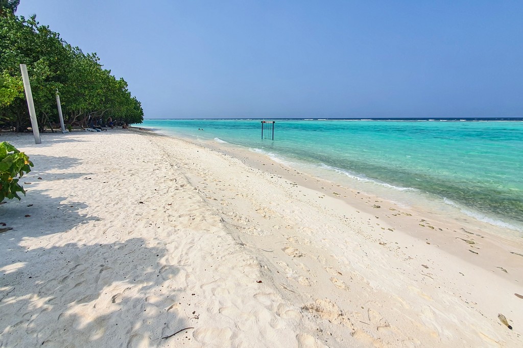 Maldive a Thoddoo spiaggia lunga