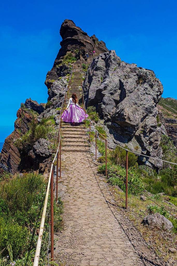 Guida al Pico do Areeiro ragazza su scalinata