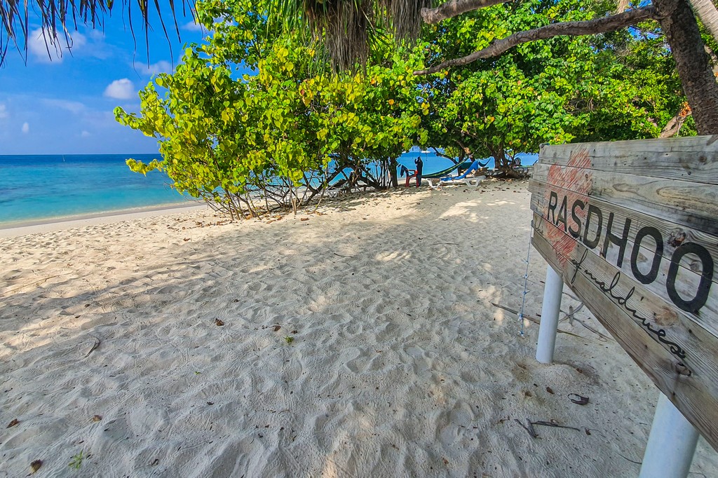 Maldive fai da te a Rasdhoo spiaggia con scritta