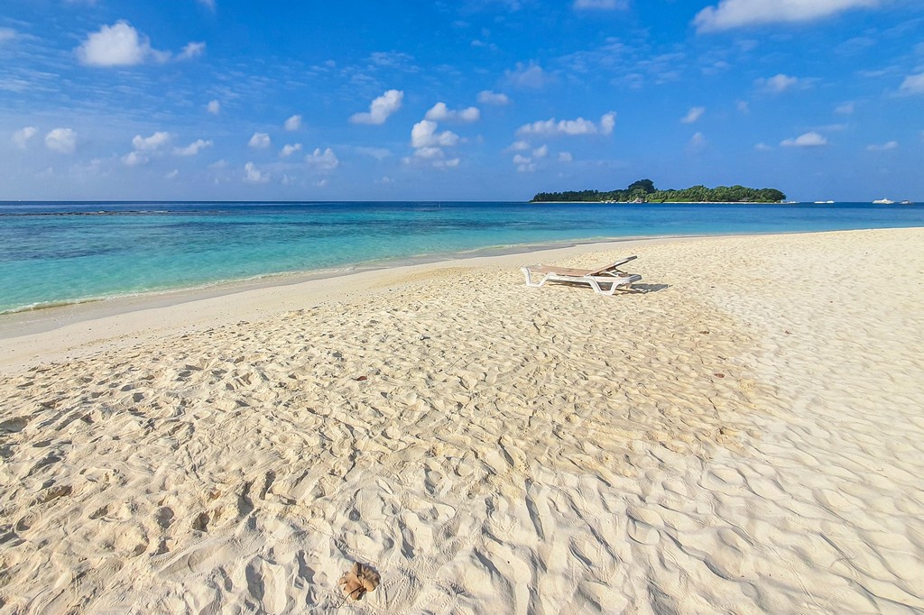 Maldive fai da te a Rasdhoo ampia spiaggia con lettino