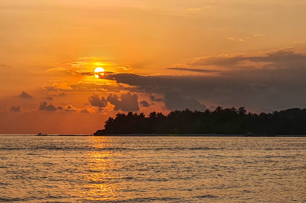 Maldive fai da te a Rasdhoo tramonto sull'isola