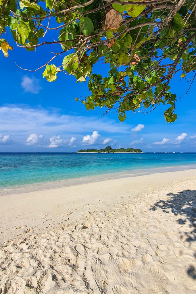 Maldive fai da te a Rasdhoo isola con sabbia bianca
