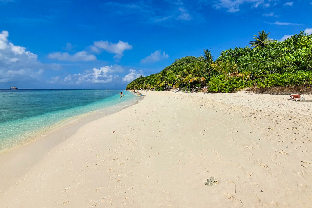 Maldive a Ukulhas spiaggia lunga