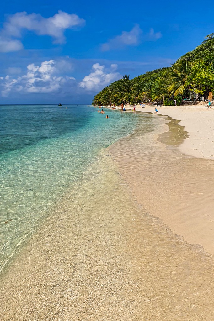 Maldive a Ukulhas spiaggia con cielo azzurro