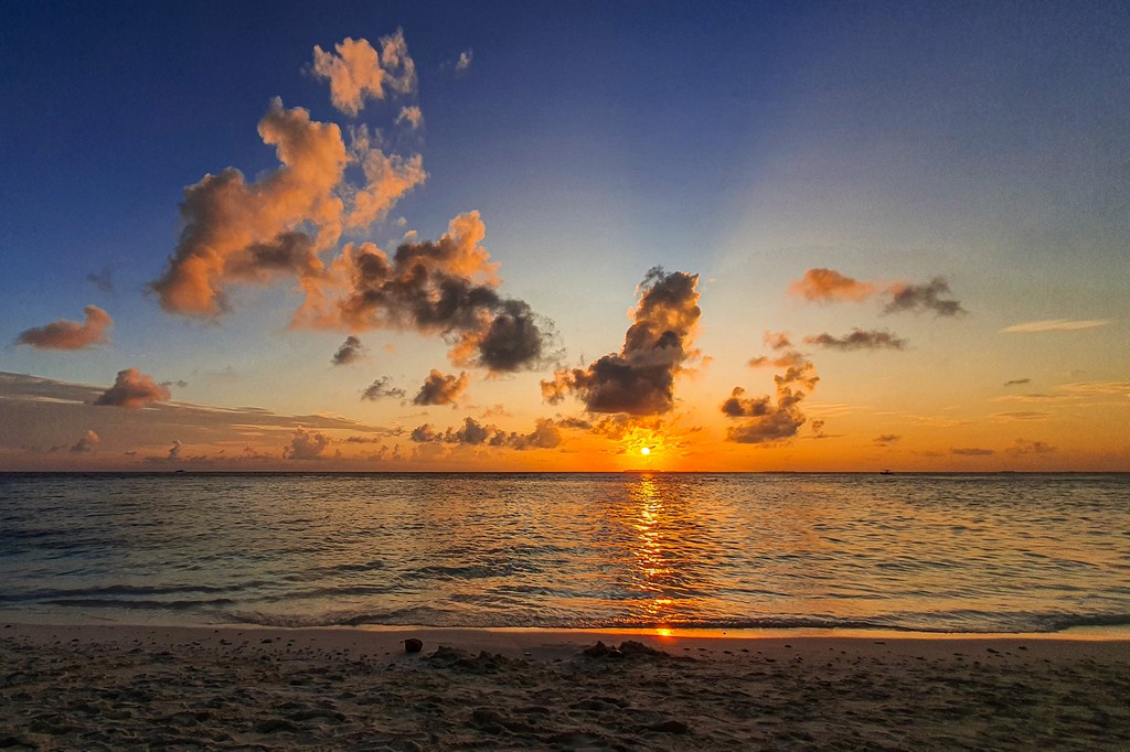 Maldive a Ukulhas tramonto sul mare