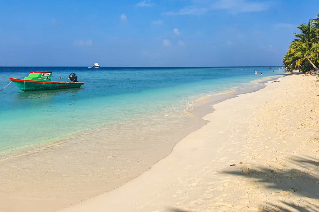 Maldive a Ukulhas spiaggia con barca