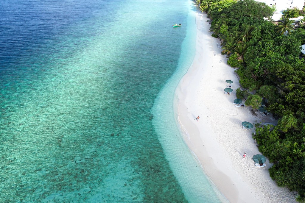 Maldive a Ukulhas spiaggia con fondale