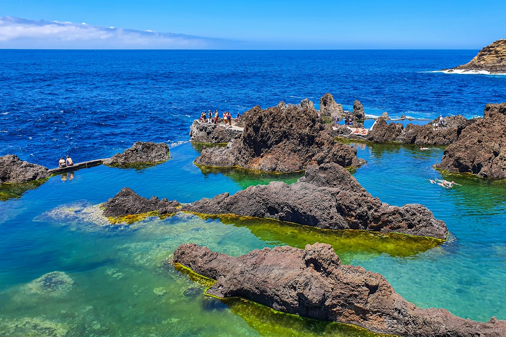 Guida alle piscine naturali di Porto Moniz coppia davanti al mare