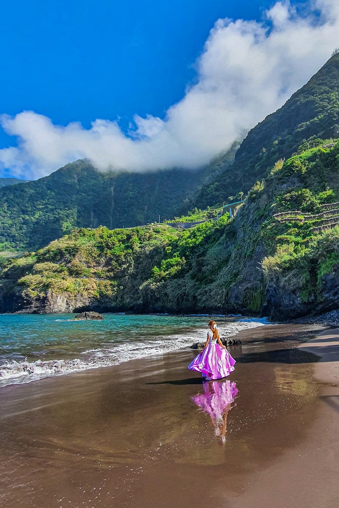 Le migliori spiagge di Madeira ragazza in spiaggia