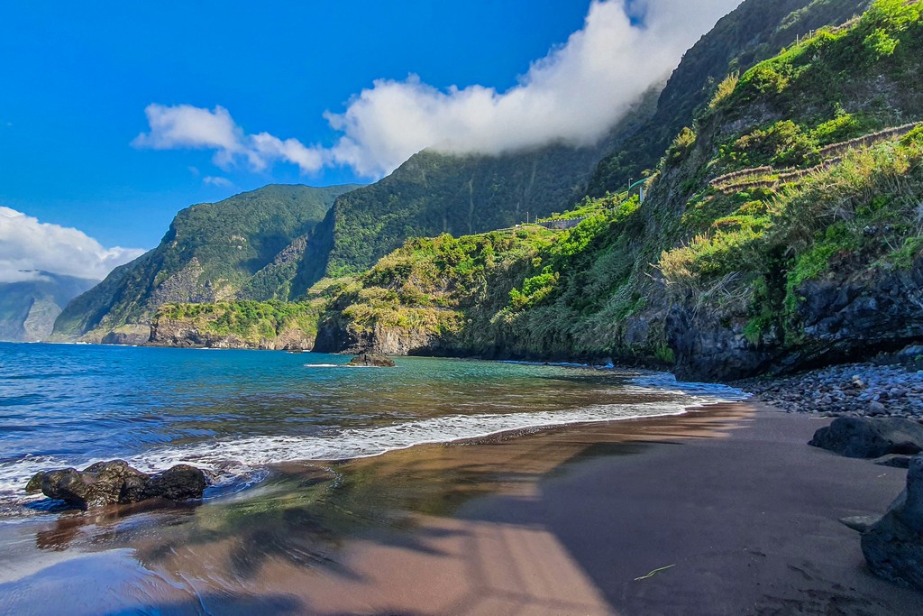 luoghi più instagrammabili di Madeira spiaggia di sabbia nera
