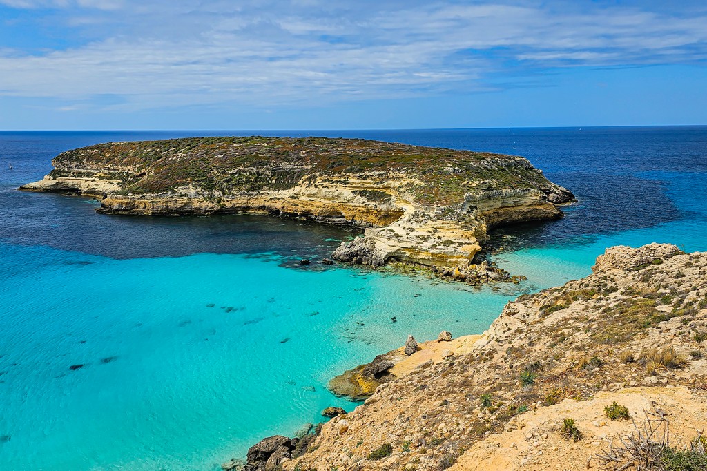 La spiaggia dei Conigli a Lampedusa isola al largo della costa