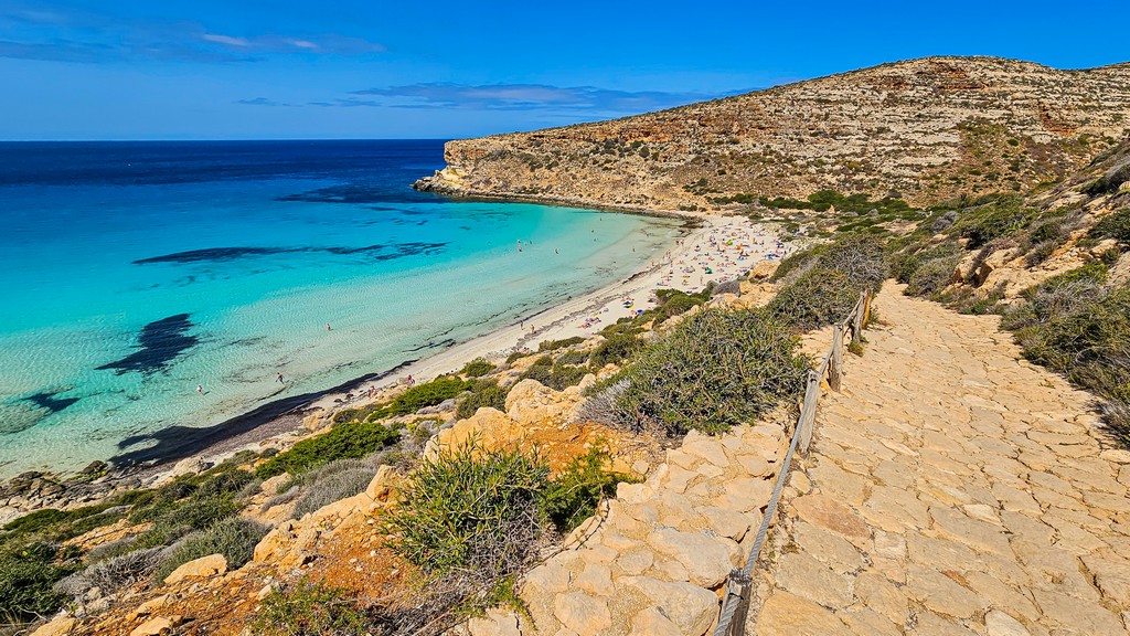 La spiaggia dei Conigli a Lampedusa discesa verso la spiaggia
