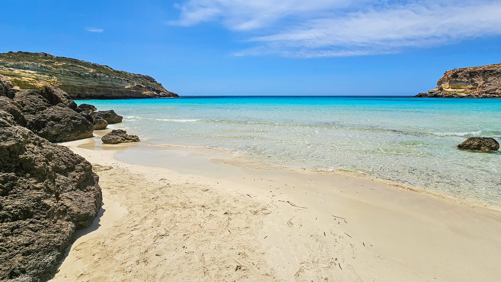 La spiaggia dei Conigli a Lampedusa spiaggia con mare azzurro