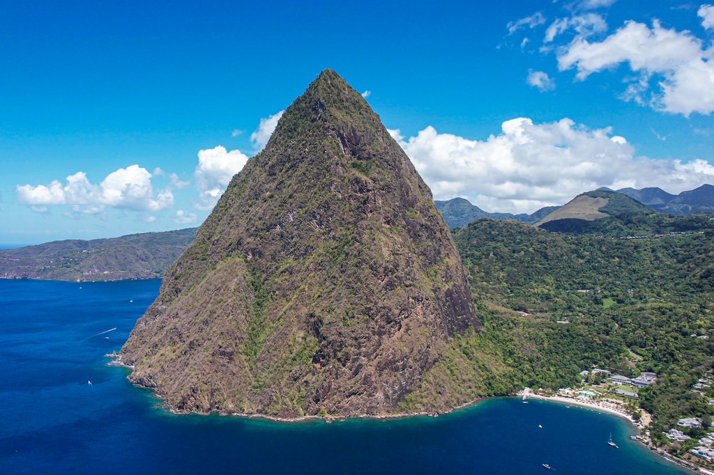 migliori spiagge di Saint Lucia spiaggia caraibica con montagna