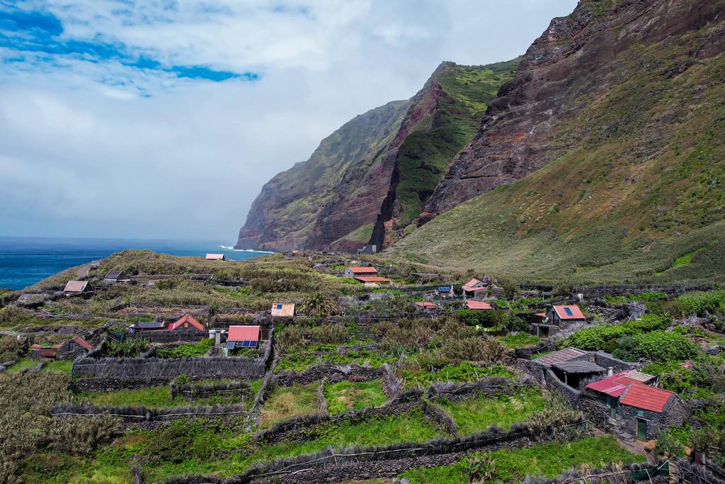 luoghi più instagrammabili di Madeira paese sotto la scogliera