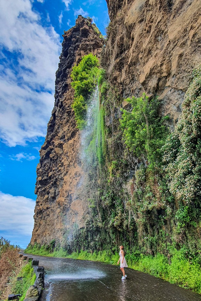 luoghi più instagrammabili di Madeira cascata sulla strada