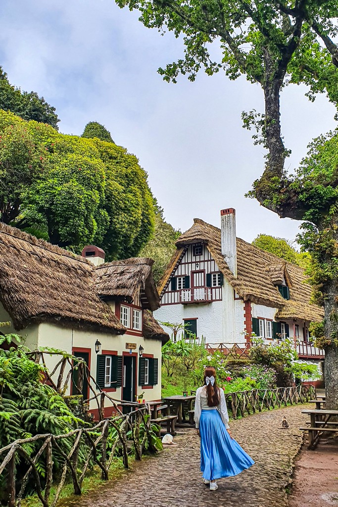 luoghi più instagrammabili di Madeira ragazza con case