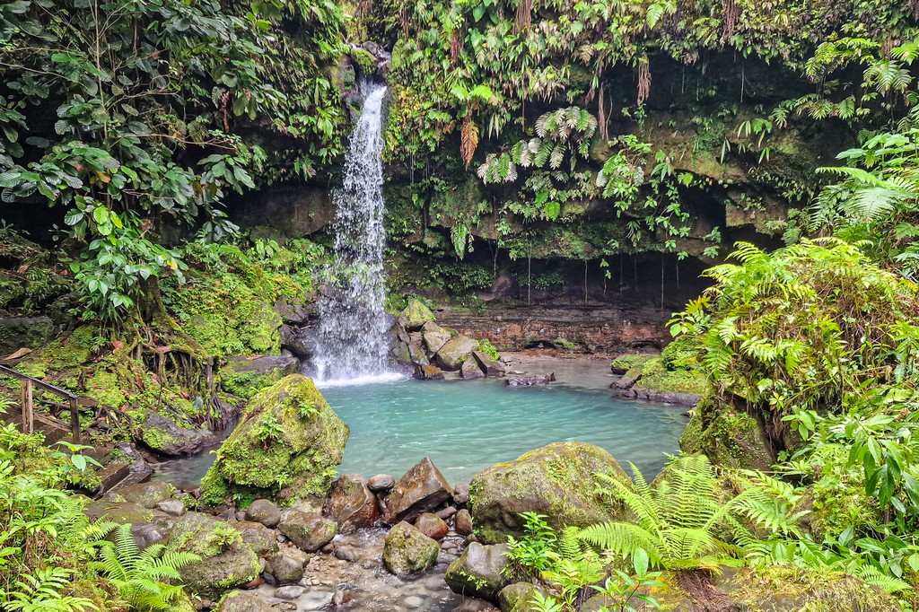 Visita alla Emerald Pool a Dominica cascata frontale