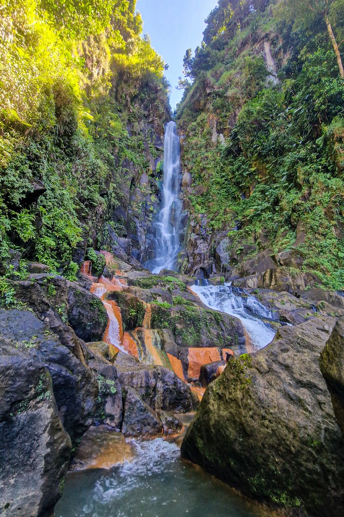 Visita alle Trafalgar Falls a Dominica cascata e rocce colorate
