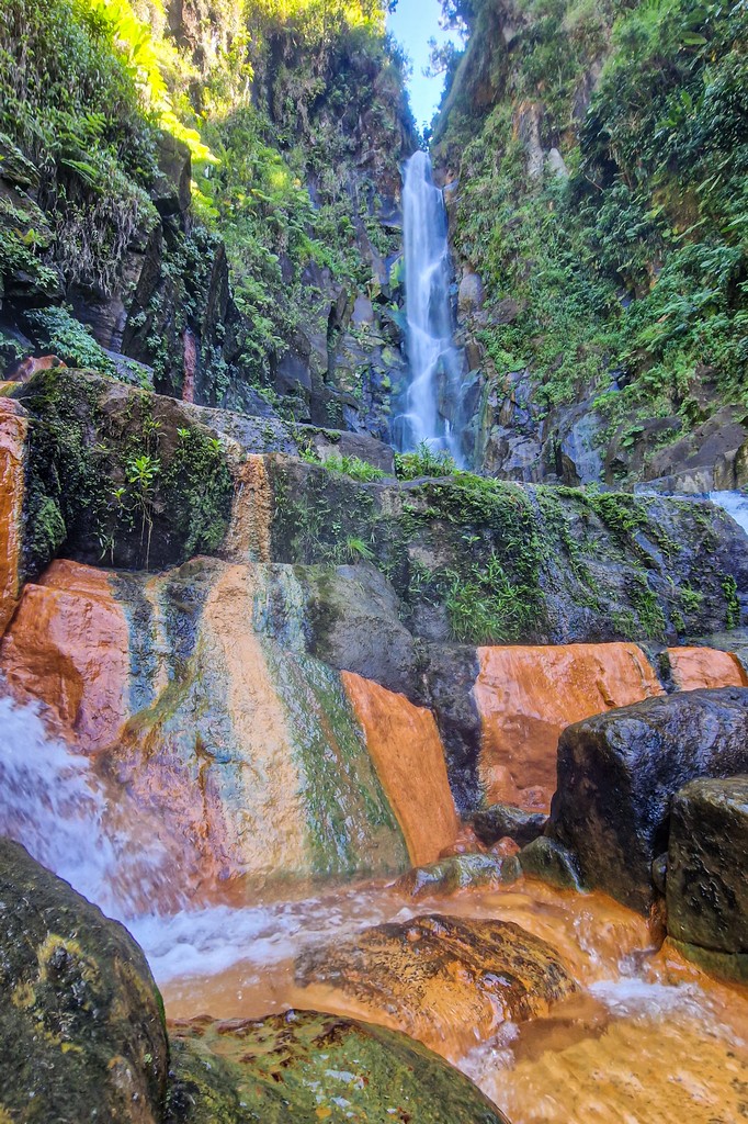Visita alle Trafalgar Falls a Dominica sorgenti calde sotto la cascata