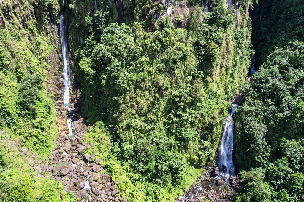 Visita alle Trafalgar Falls a Dominica vista delle cascate