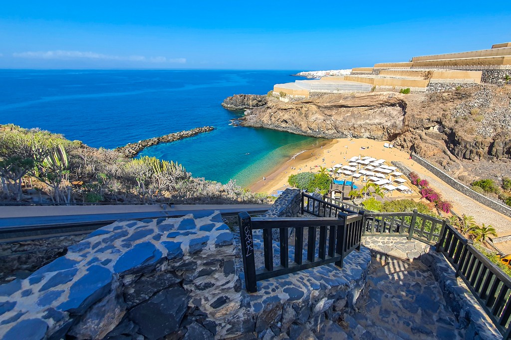 come organizzare un viaggio alle Canarie spiaggia in fondo a scalini