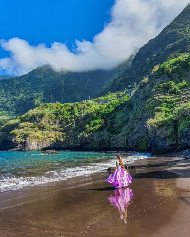Madeira è un’isola estremamente fotogenica, con spiagge nere e alte cime, ma anche foreste magiche e punti panoramici mozzafiato.⁣
⁣
Venite con noi a scoprire i luoghi più instagrammabili di Madeira, per degli scatti da incorniciare.⁣
⁣
Iniziamo con la spiaggia forse più suggestiva dell’isola, la splendida Seixal. ⁣
⁣
⁣
⁣
⁣
⬇️⬇️⬇️⁣
Salva il post per il tuo prossimo viaggio! ⁣
E se ti è piaciuto condividilo! ⁣
⁣
Follow @viaggidafotografare⁣
Scopri Madeira sul sito www.viaggidafotografare.it ⁣
⬆️⬆️⬆️⁣
 ⁣
⁣
 ⁣
⁣
#voyage #photography #viaggidafotografare #viaggiaresempre #photooftheday #travelphotography #travelblogger #madeira #madeiranowordsneeded #madeiraisland #sea #nature #island #islandlife #portugal #seixalbeach⁣
@visitmadeira @madeira_islands