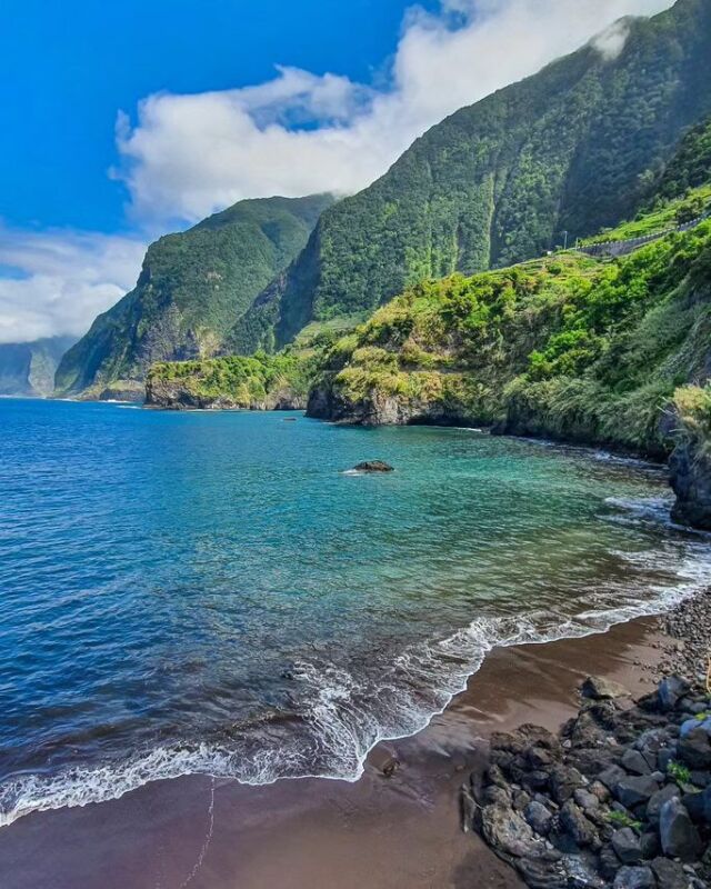 La spiaggia di Seixal incanta per il contrasto fra la sabbia nerissima, il mare e le verdi montagne a picco sul mare, un’ambientazione estremamente scenografica per foto stupende.⁣
In verità tutta Madeira è estremamente spettacolare, speriamo di farvene innamorare coi prossimi post! 
⁣
⁣
⬇️⬇️⬇️ ⁣
Salva il post per il tuo prossimo viaggio! ⁣
E se ti è piaciuto condividilo! ⁣
⁣
Follow @viaggidafotografare⁣
Scopri Madeira sul sito www.viaggidafotografare.it ⁣
⬆️⬆️⬆️ ⁣
⁣
 ⁣
⁣
#voyage #photography #viaggidafotografare #viaggiaresempre #photooftheday #travelphotography #travelblogger #madeira #madeiranowordsneeded #madeiraisland #sea #nature #island #islandlife #portugal⁣
@visitmadeira @madeira_islands
